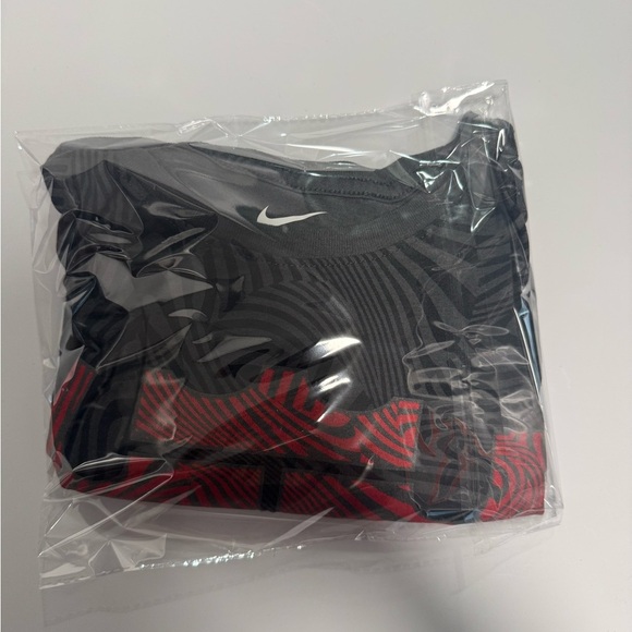 Nike Gray and Black Short Sleeve Tee - Picture 10 of 10